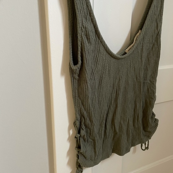 Project Social Cropped tank in army green - Picture 3 of 3